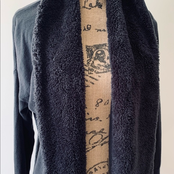 GapBody Cozy Yoga Sweater or Wrap With Faux Fur Trim - Picture 3 of 7